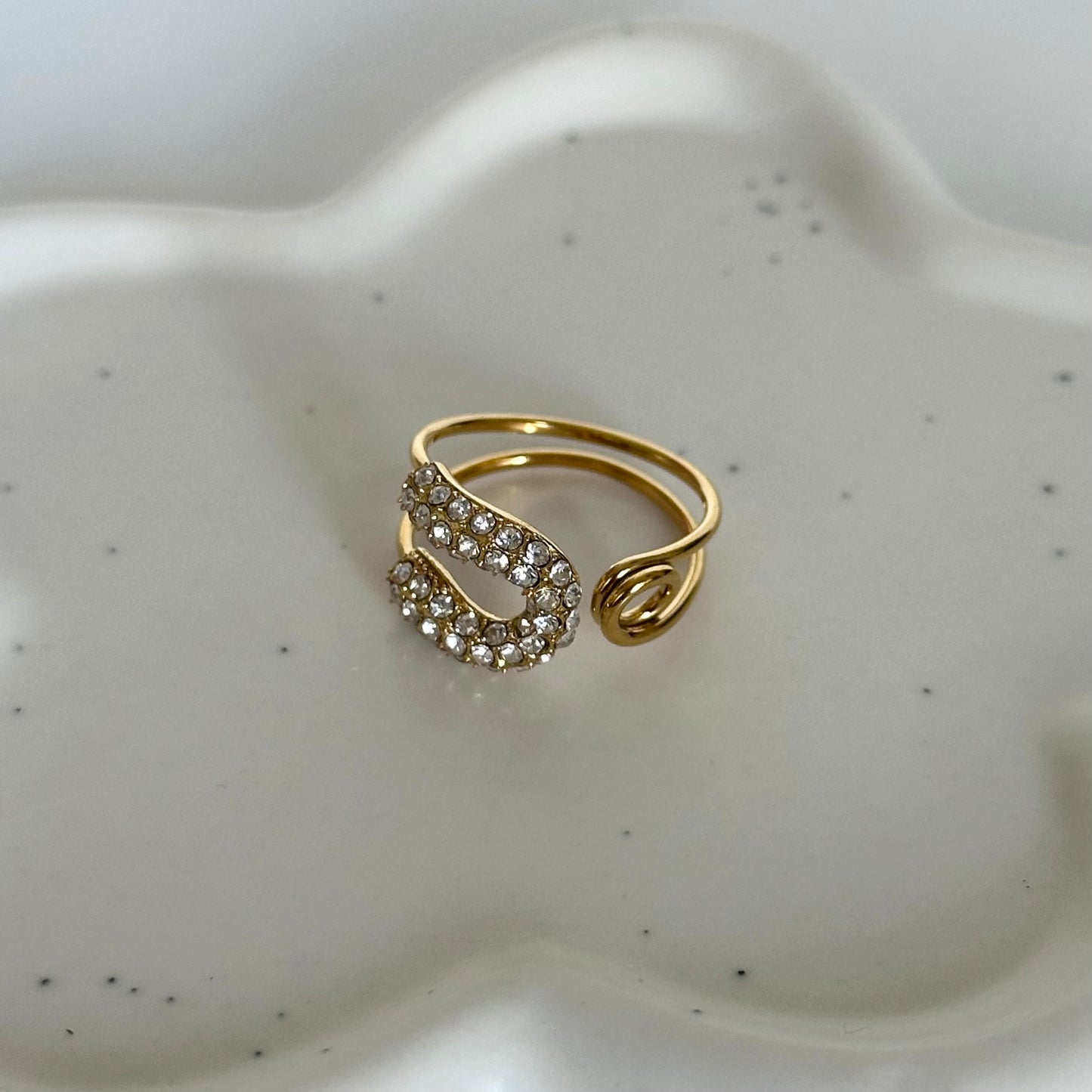 Bague Billie ajustable en acier inoxydable plaqué or 18K avec design en forme d’épingle et zircons scintillants zoom.
