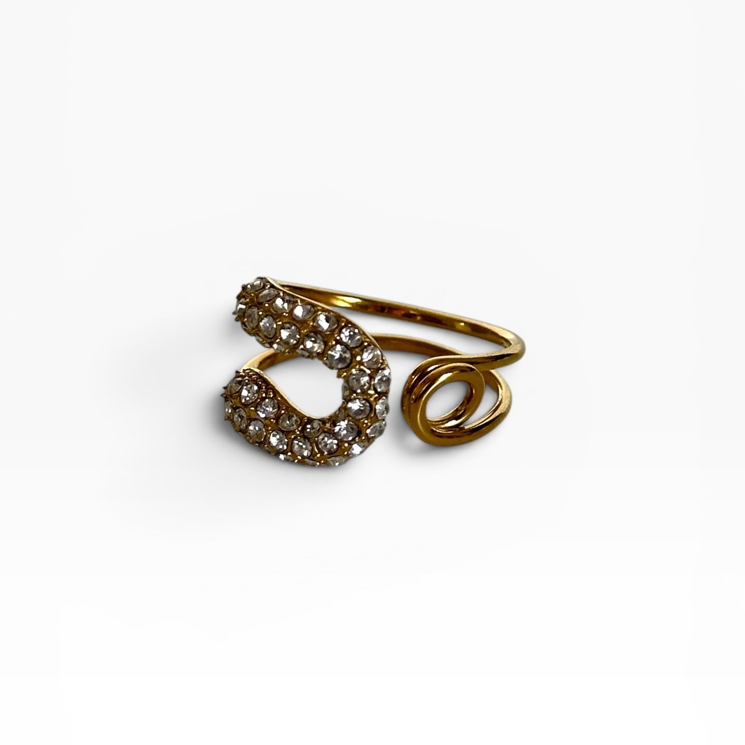 Bague Billie ajustable en acier inoxydable plaqué or 18K avec design en forme d’épingle et zircons scintillants.