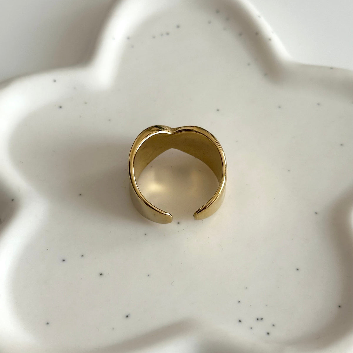 Vue arrière de la bague Charlie dorée ajustable en acier inoxydable.