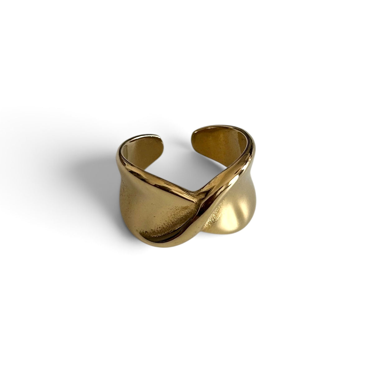 Bague Charlie dorée ajustable en acier inoxydable au design croisé et bombé sur fond blanc.