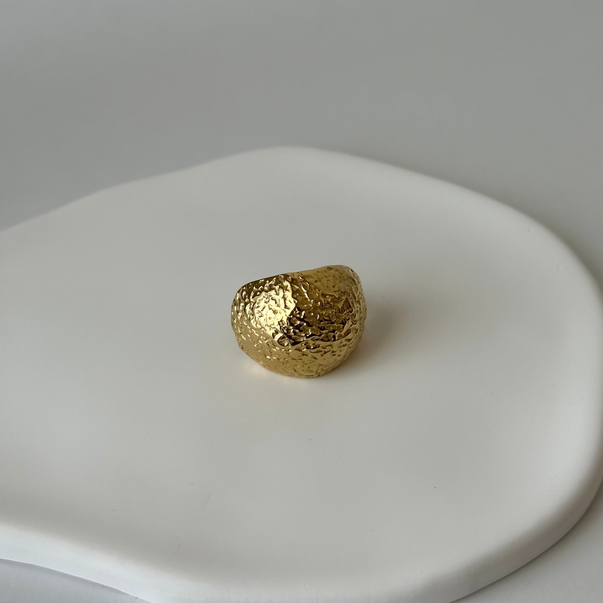 Bague Cléa dorée en acier inoxydable – bague martelée texturée, style organique brut – bijou résistant à l’eau – Monalya