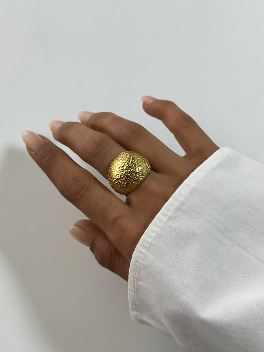 Bague Cléa dorée en acier inoxydable portée au doigt – bague martelée texturée, style organique brut – bijou résistant à l’eau – Monalya