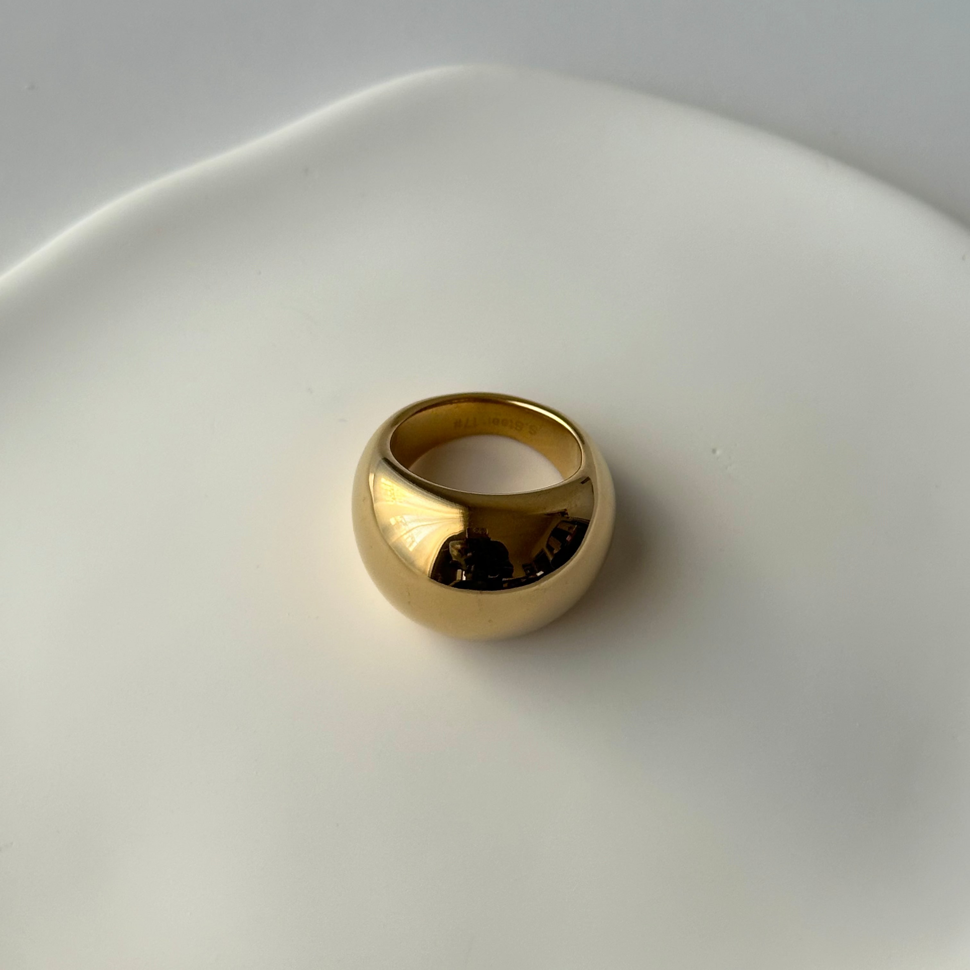 Bague Cyra dorée en acier inoxydable – bague dôme minimaliste résistante à l’eau – Monalya