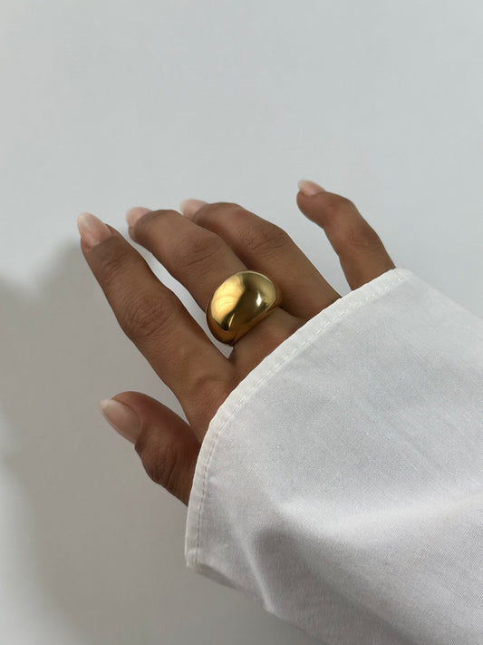 Bague Cyra dorée en acier inoxydable portée au doigt – bague dôme minimaliste – bijou résistant à l’eau – Monalya