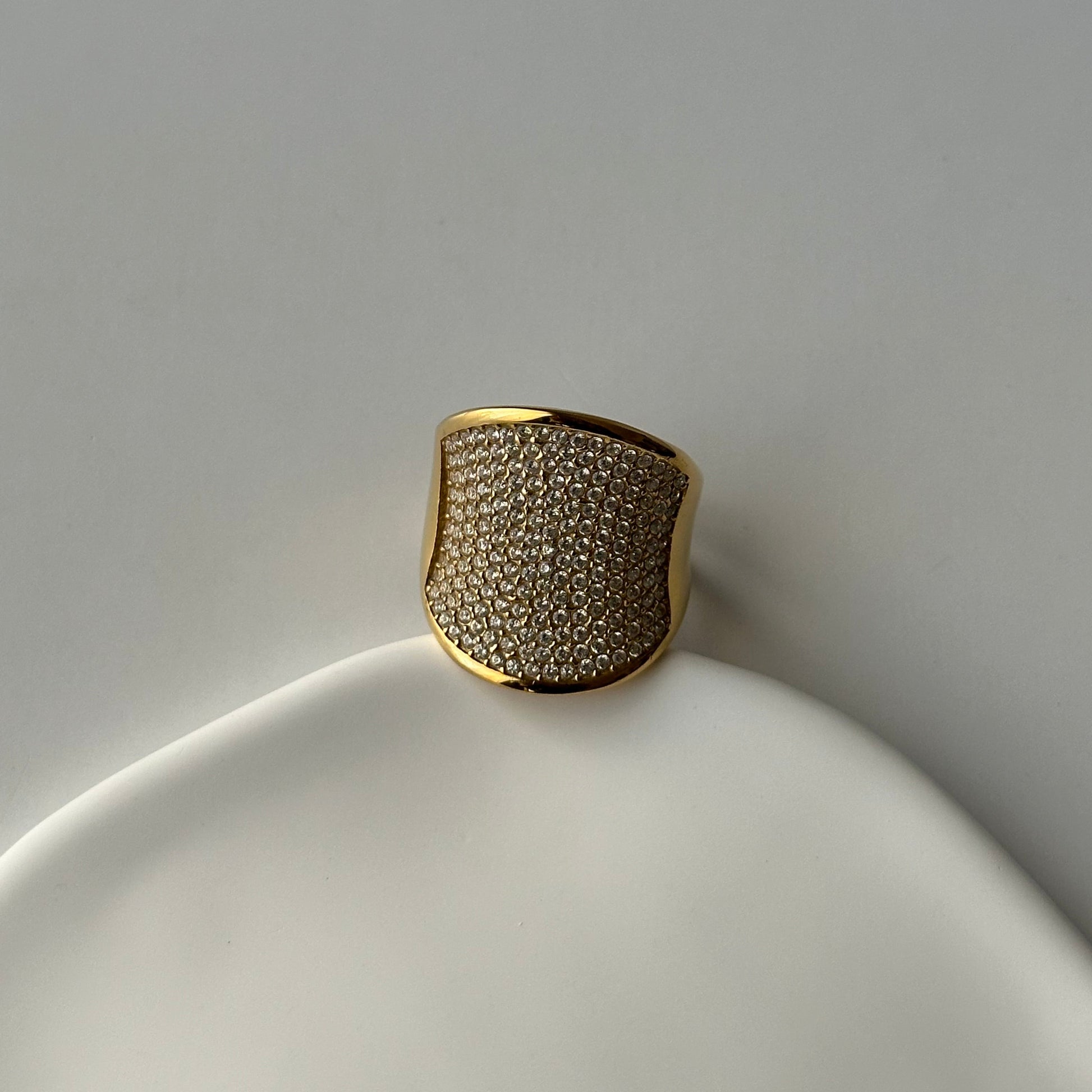 Bague Elektra dorée en acier inoxydable avec zircons – bijou résistant à l’eau – Monalya