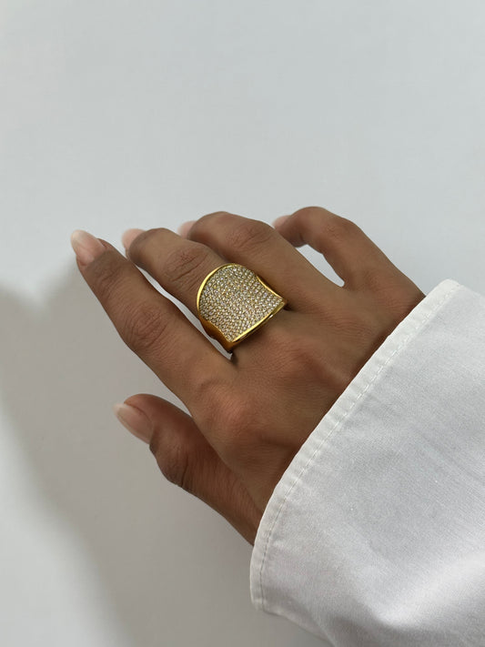 Bague Elektra dorée en acier inoxydable portée au doigt – bague avec zircons – bijou résistant à l’eau – Monalya
