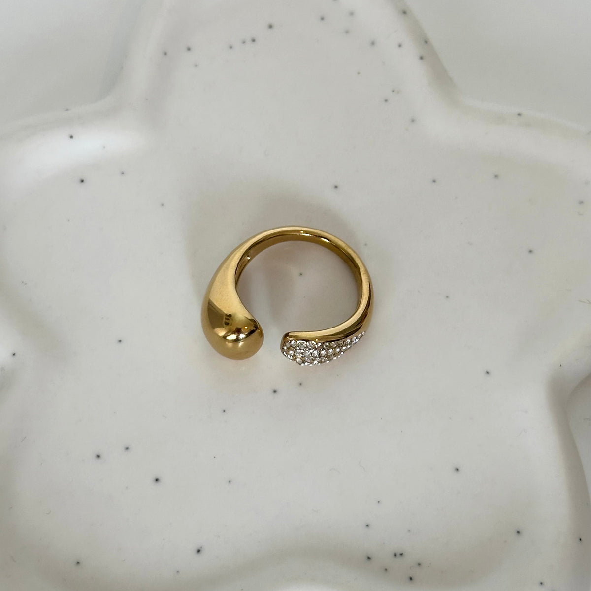 Bague Erin dorée ajustable en acier inoxydable 304 et strass vue du dessus
