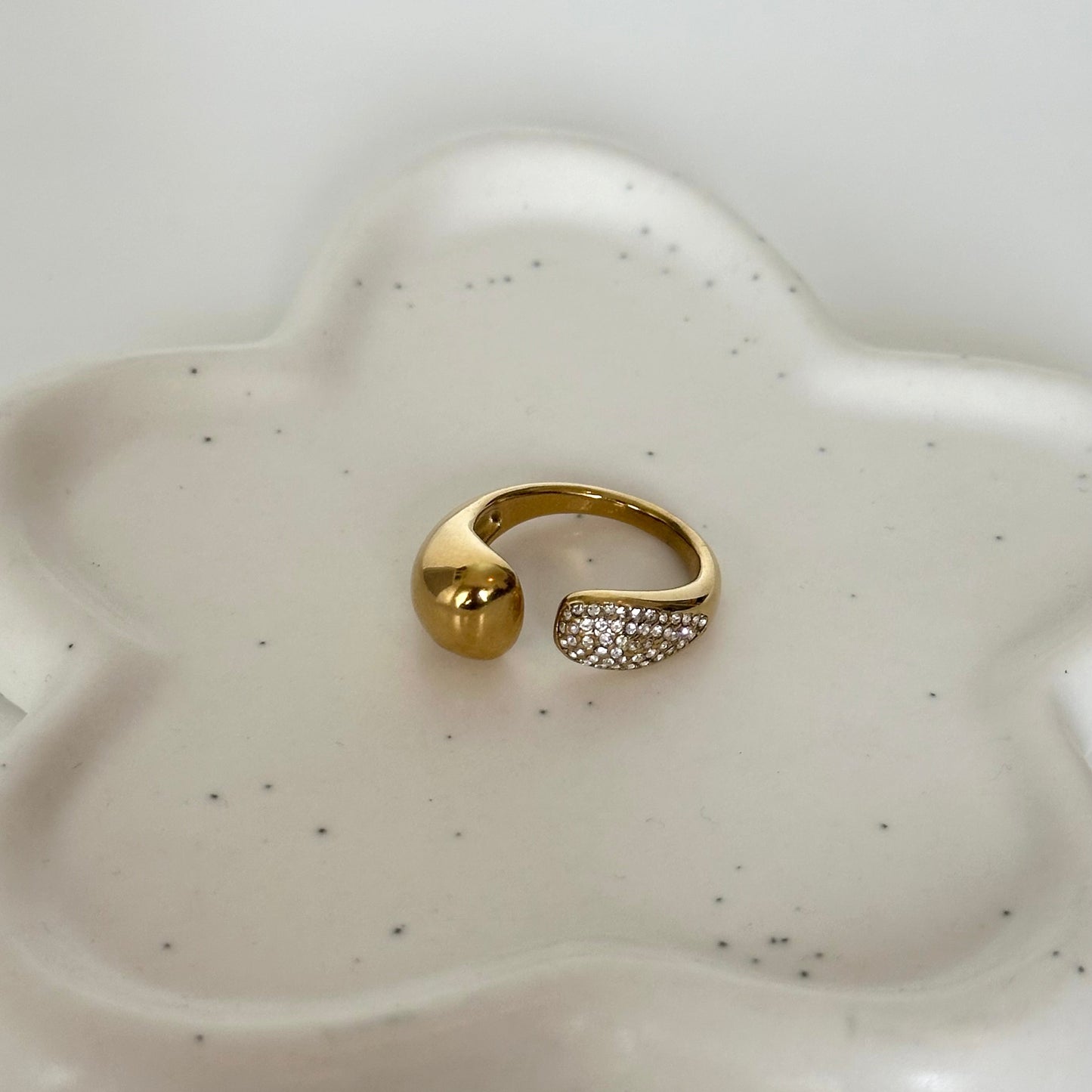 Bague Erin ajustable dorée avec détail pavé de strass vue de face