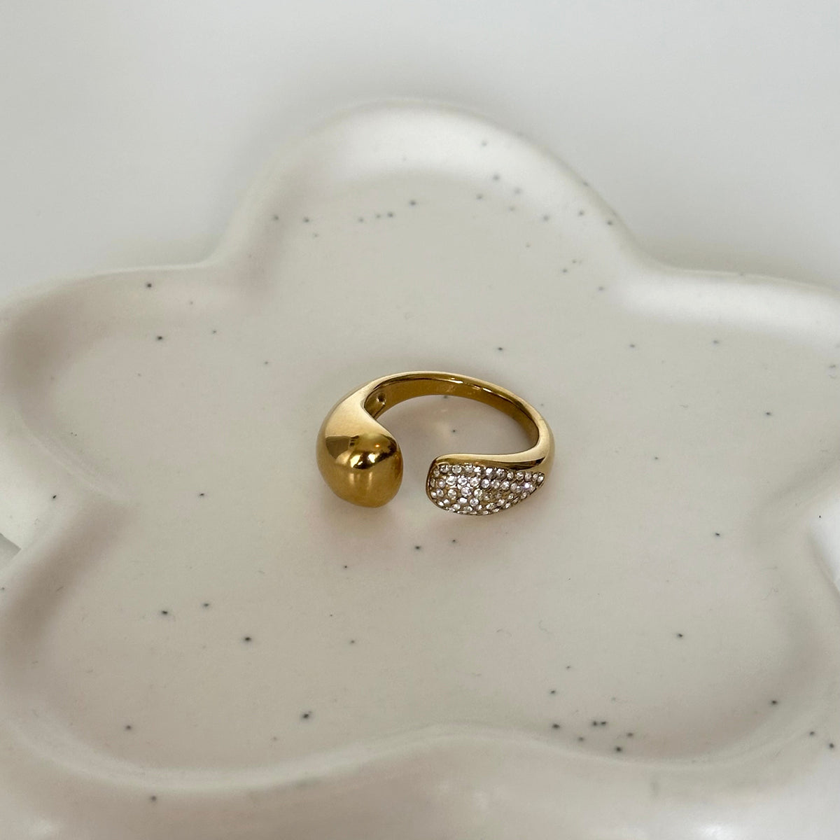 Bague Erin ajustable dorée avec détail pavé de strass vue de face