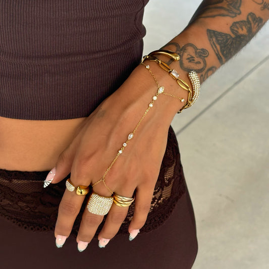 Bague Erin dorée à strass portée à la main avec une accumulation de bijoux Monalya