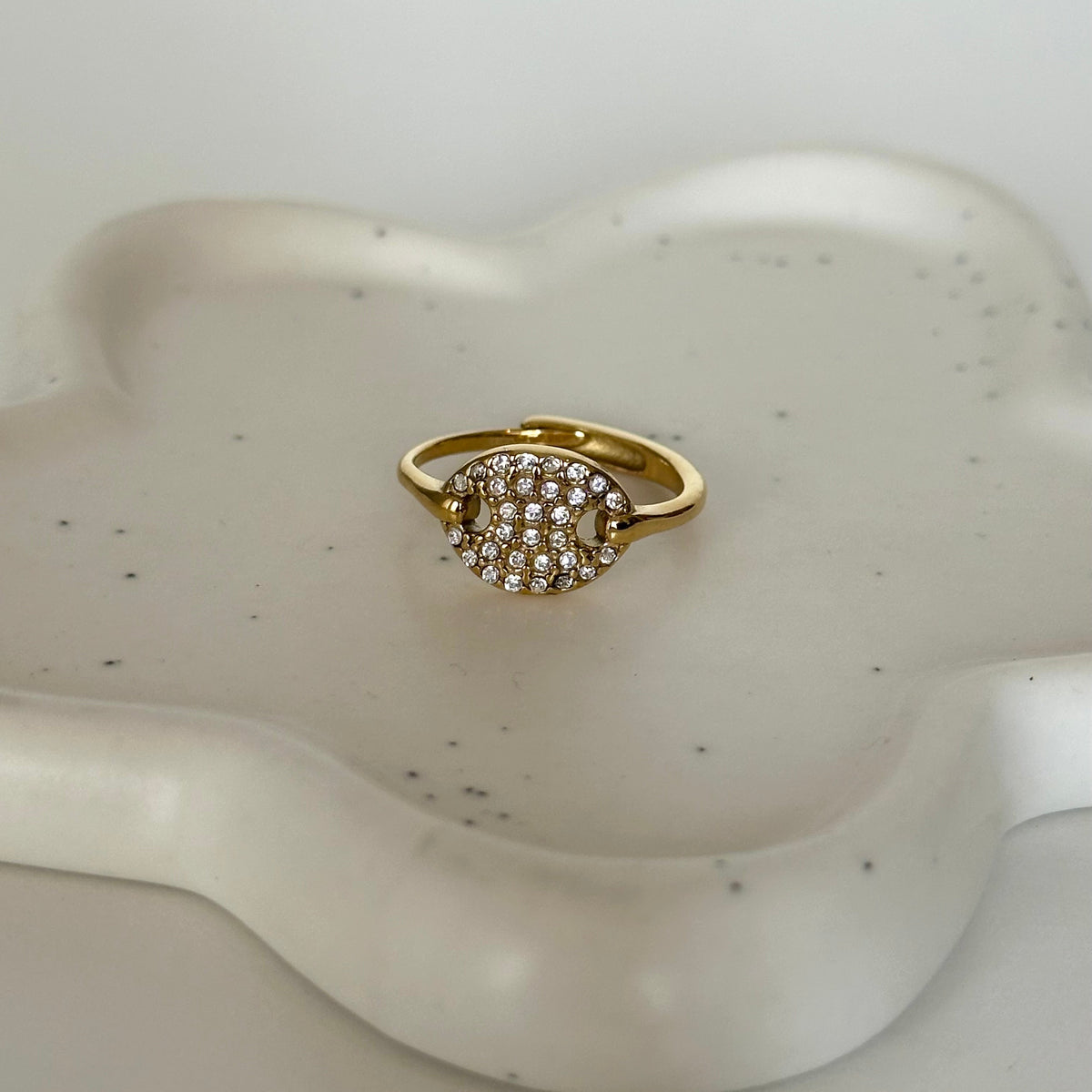Bague Erin dorée avec médaillon rond serti de strass vue de face