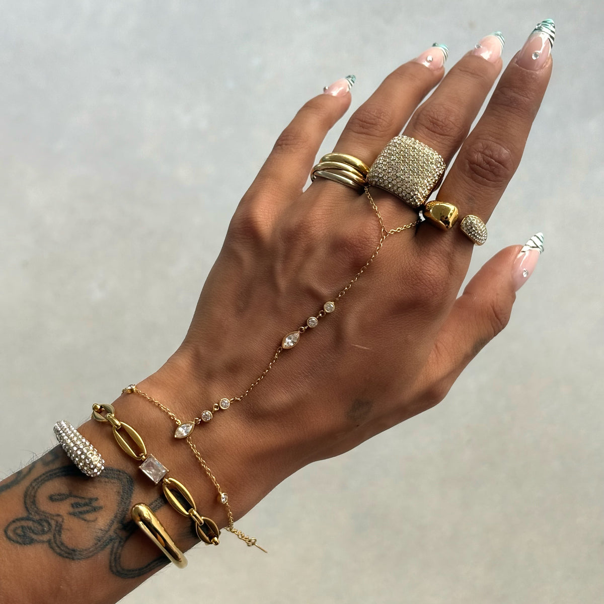 Bague Erin en acier inoxydable 304 et strass portée avec une accumulation de bagues dorées
