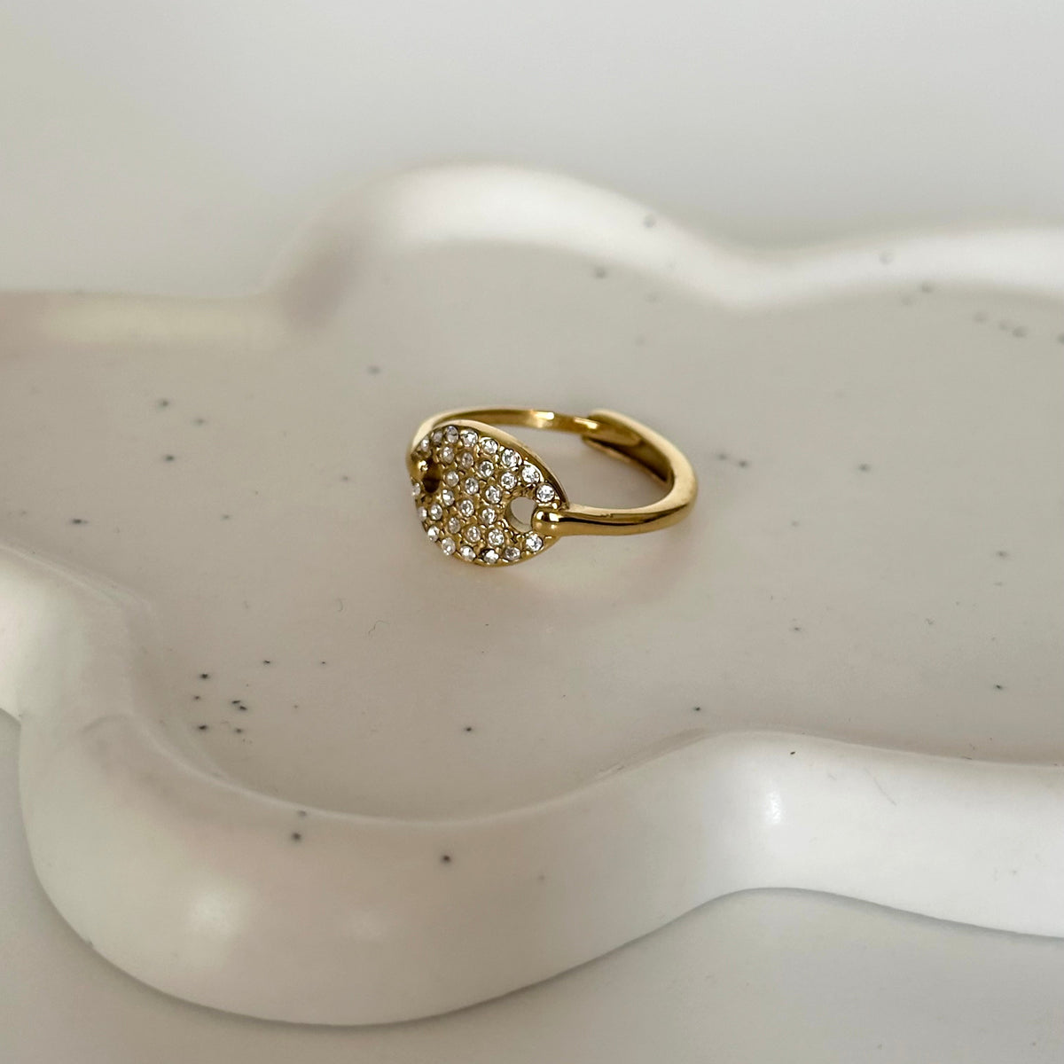 Bague Erin en acier inoxydable 304 et strass vue de trois quarts