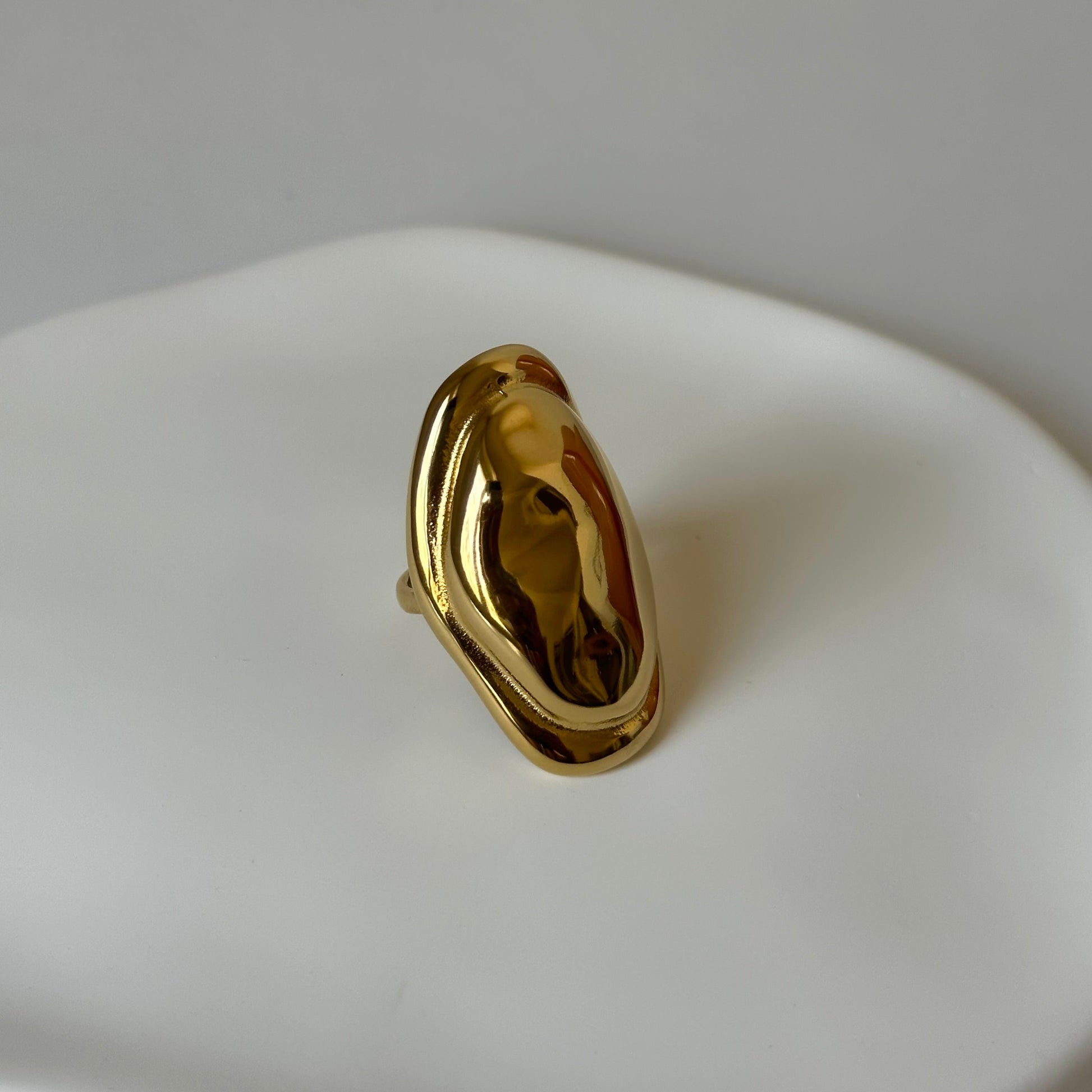 Bague Freya dorée en acier inoxydable – grande bague sculpturale, style organique – bijou résistant à l’eau – Monalya