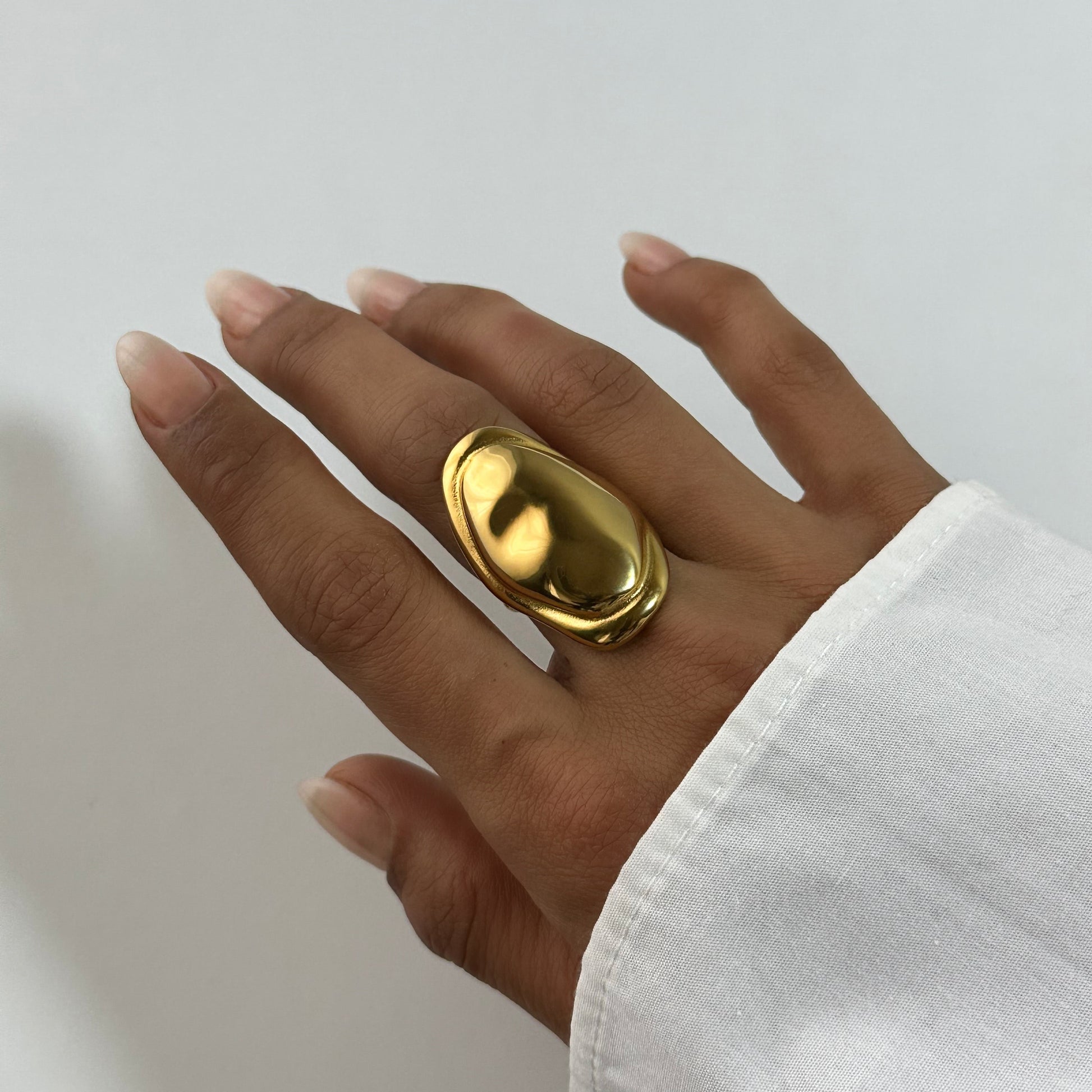 Bague Freya dorée en acier inoxydable portée au doigt – grande bague sculpturale, style organique – bijou résistant à l’eau – Monalya