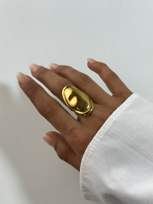 Bague Freya dorée en acier inoxydable portée au doigt – grande bague sculpturale, style organique – bijou résistant à l’eau – Monalya