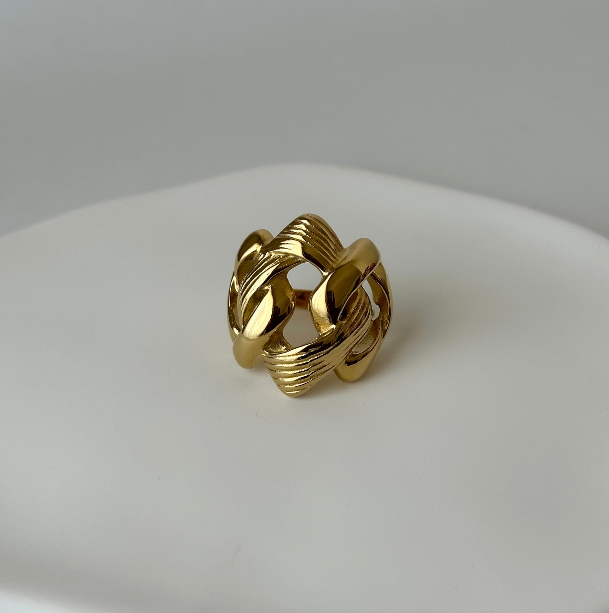 Bague Gaïa dorée en acier inoxydable – bague tressée et texturée, style artisanal – bijou résistant à l’eau – Monalya