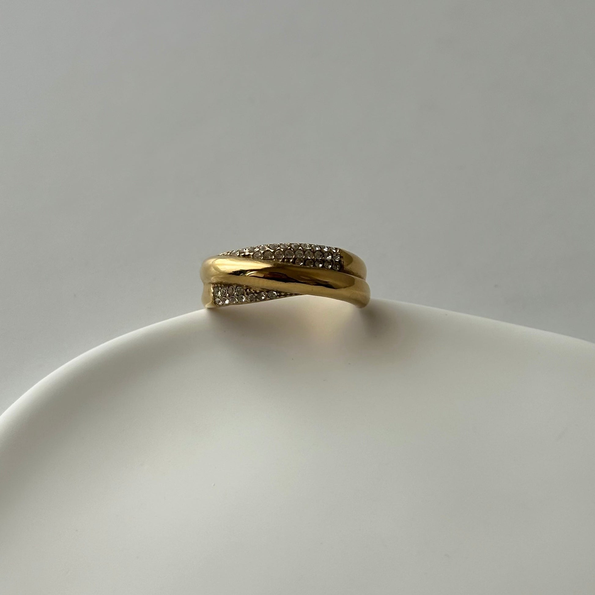 Bague Inna dorée en acier inoxydable – bague croisée élégante, ornée de zircons pavés, résistante à l’eau – Monalya