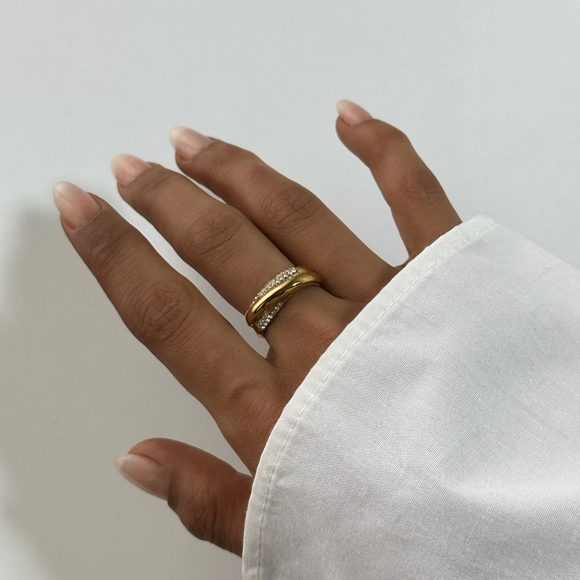 Bague Inna dorée en acier inoxydable – bague portée croisée élégante, ornée de zircons pavés, résistante à l’eau – Monalya