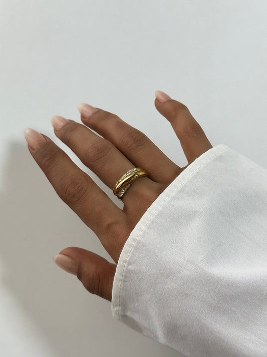 Bague Inna dorée en acier inoxydable – bague portée croisée élégante, ornée de zircons pavés, résistante à l’eau – Monalya