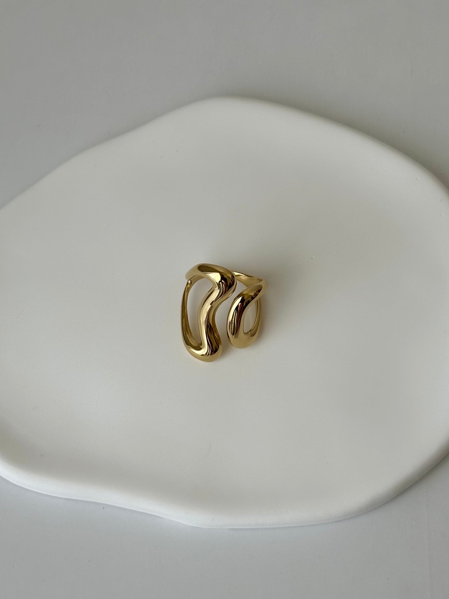 Bague Liv dorée en acier inoxydable – bague ondulée minimaliste, style fluide et moderne – bijou résistant à l’eau – Monalya