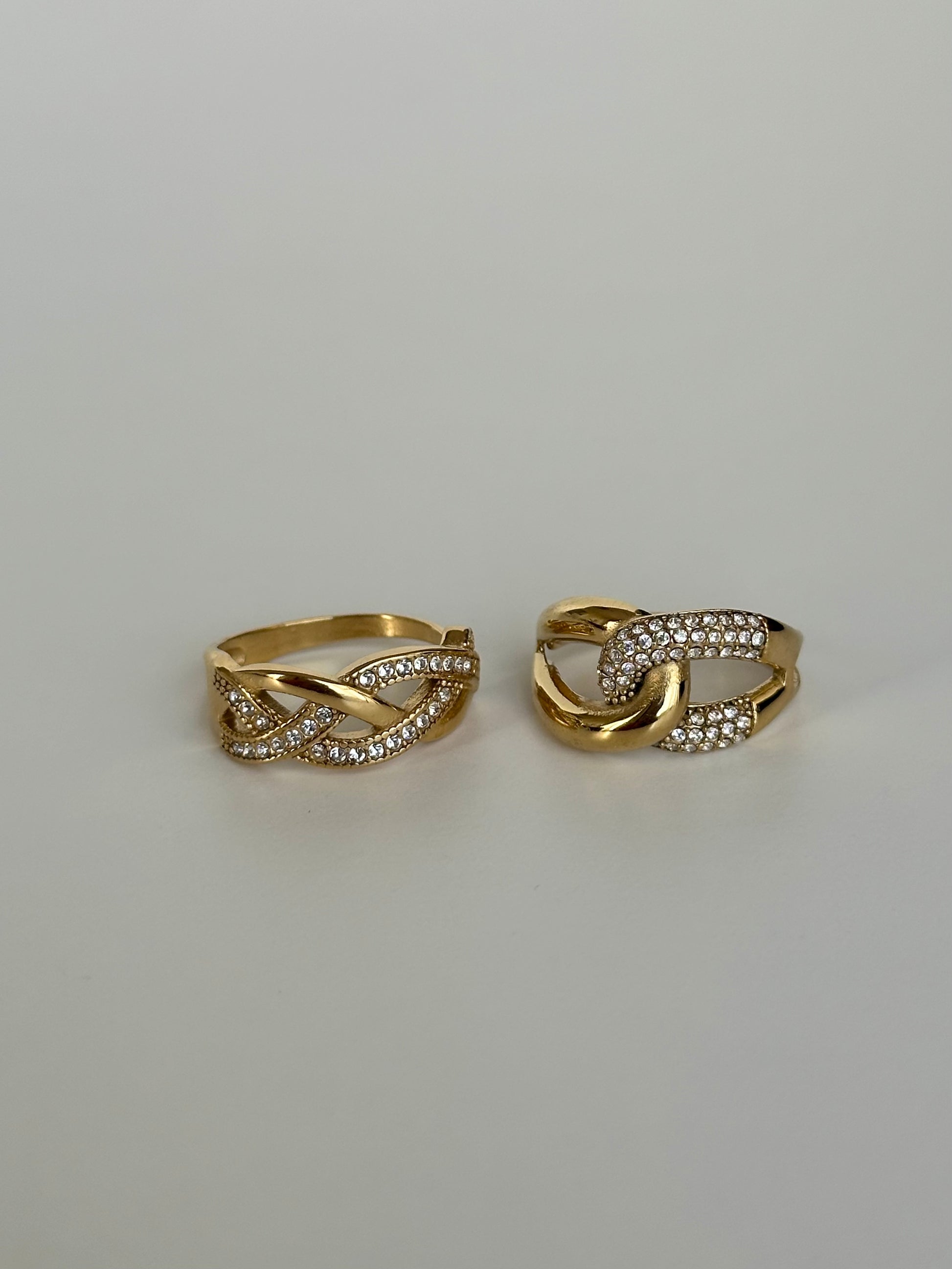 Bague Loeva en composition dorée entrelacée avec strass en acier inoxydable – Monalya