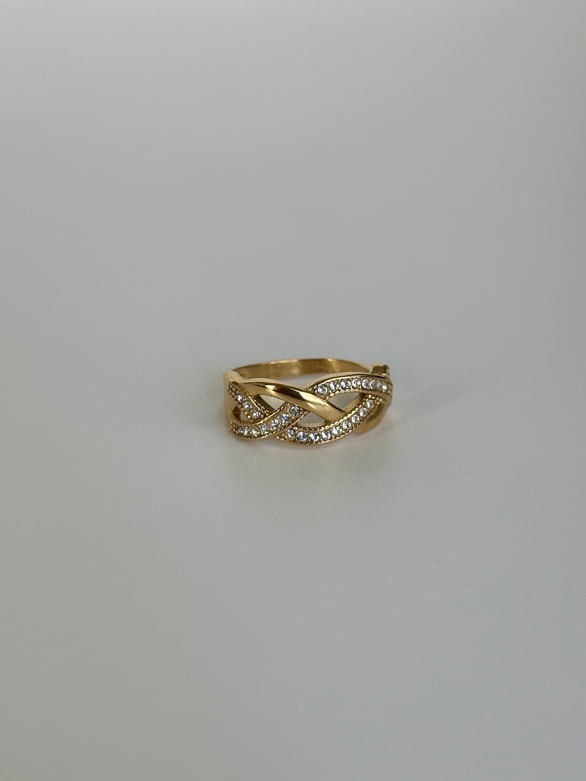 Bague Loeva dorée entrelacée avec strass en acier inoxydable – Monalya