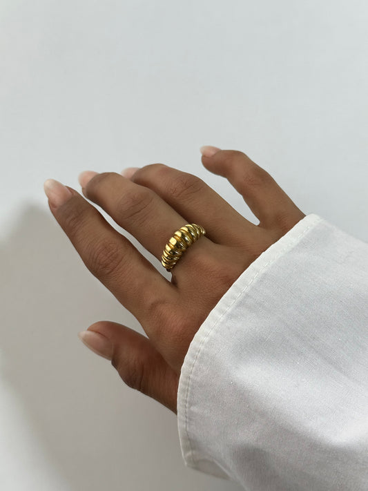 Bague Lyra dorée en acier inoxydable portée au doigt – bague ajustable effet torsadé – bijou résistant à l’eau – Monalya