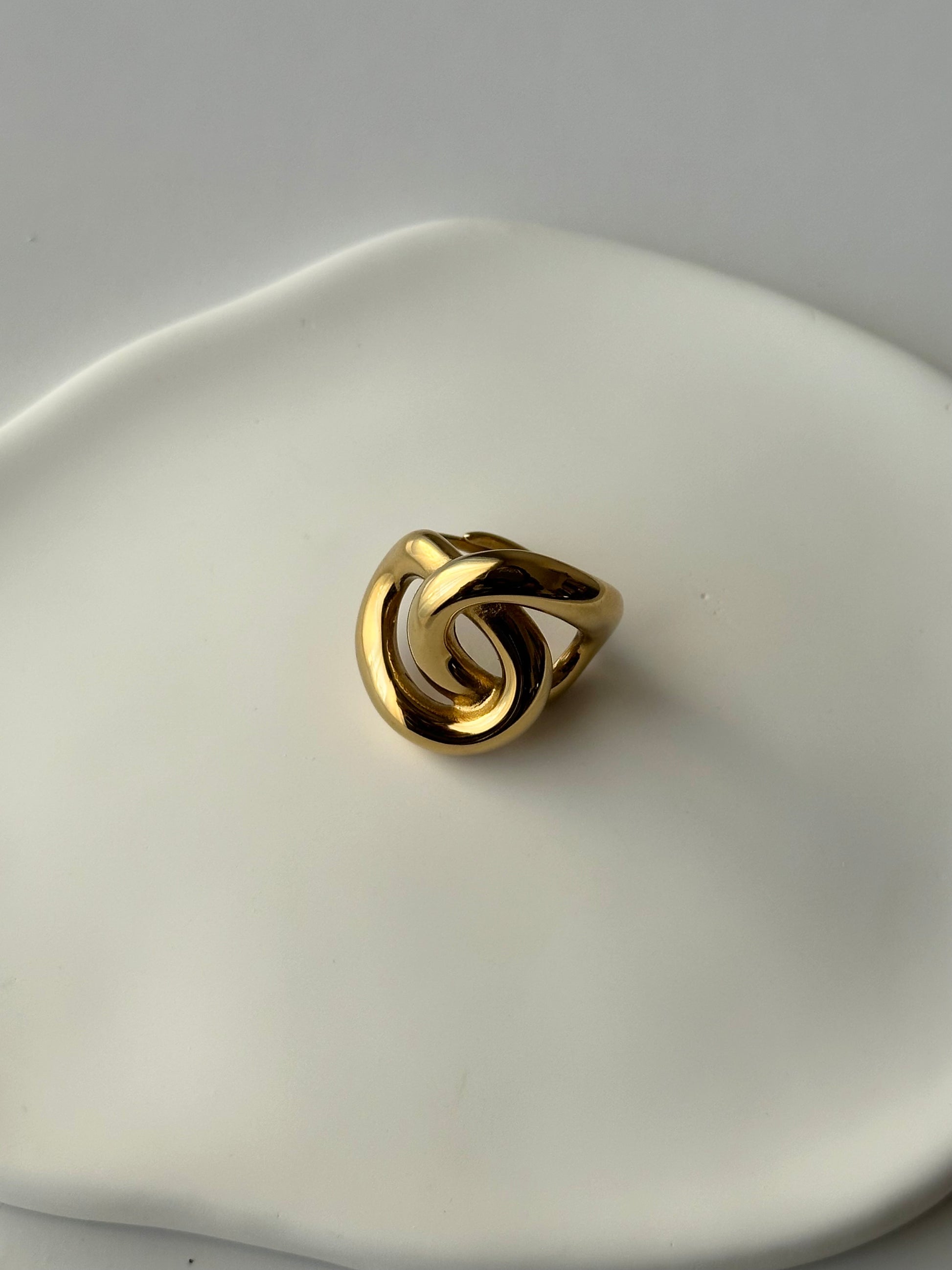 Bague Melina dorée en acier inoxydable – bague nœud élégante et résistante à l’eau – Monalya