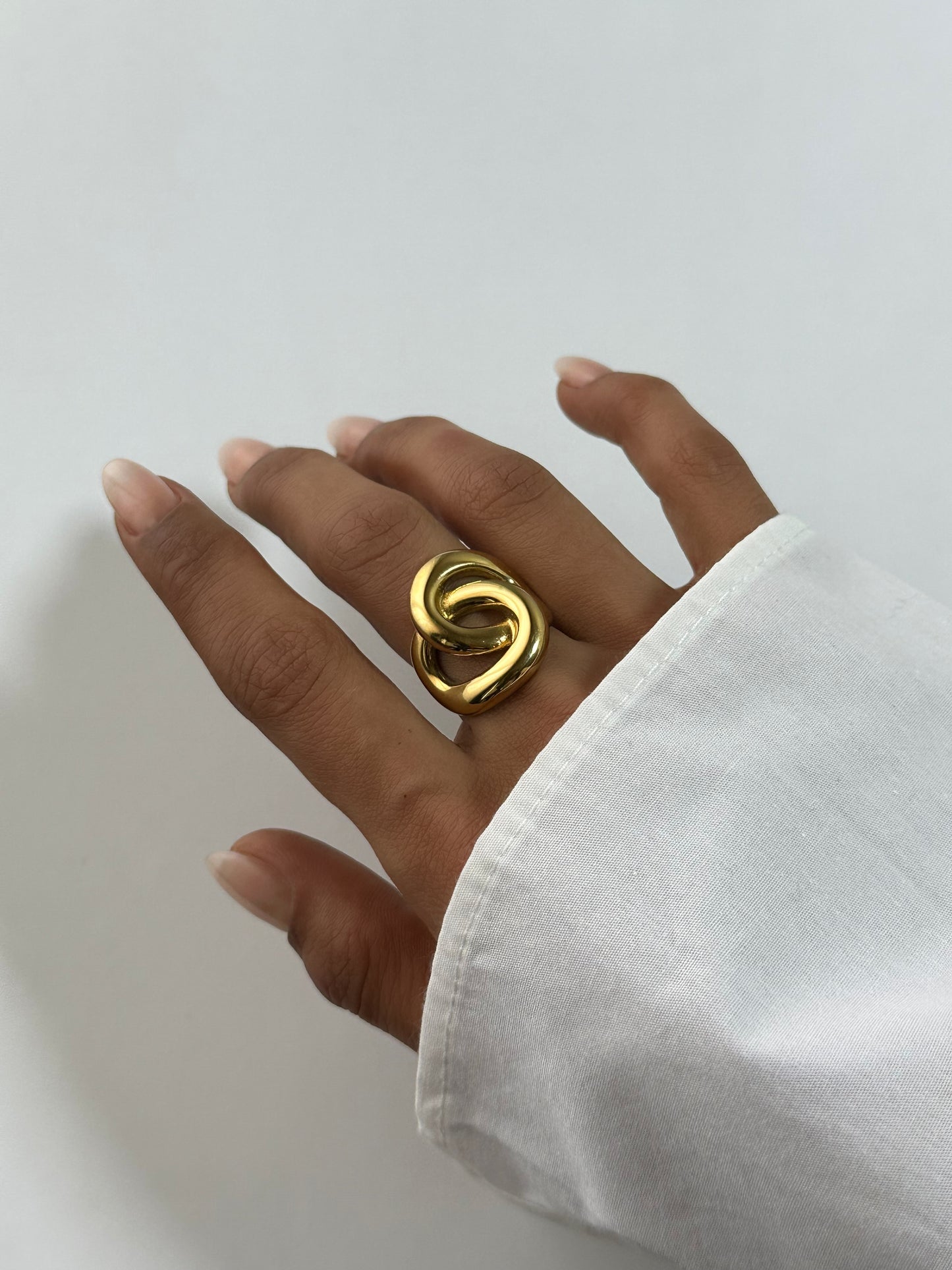 Bague Melina dorée en acier inoxydable portée au doigt – bague nœud élégante – bijou résistant à l’eau – Monalya