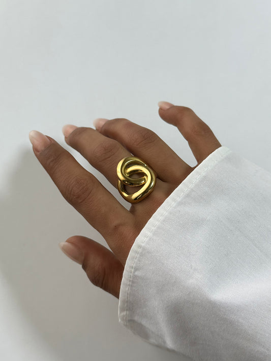 Bague Melina dorée en acier inoxydable portée au doigt – bague nœud élégante – bijou résistant à l’eau – Monalya