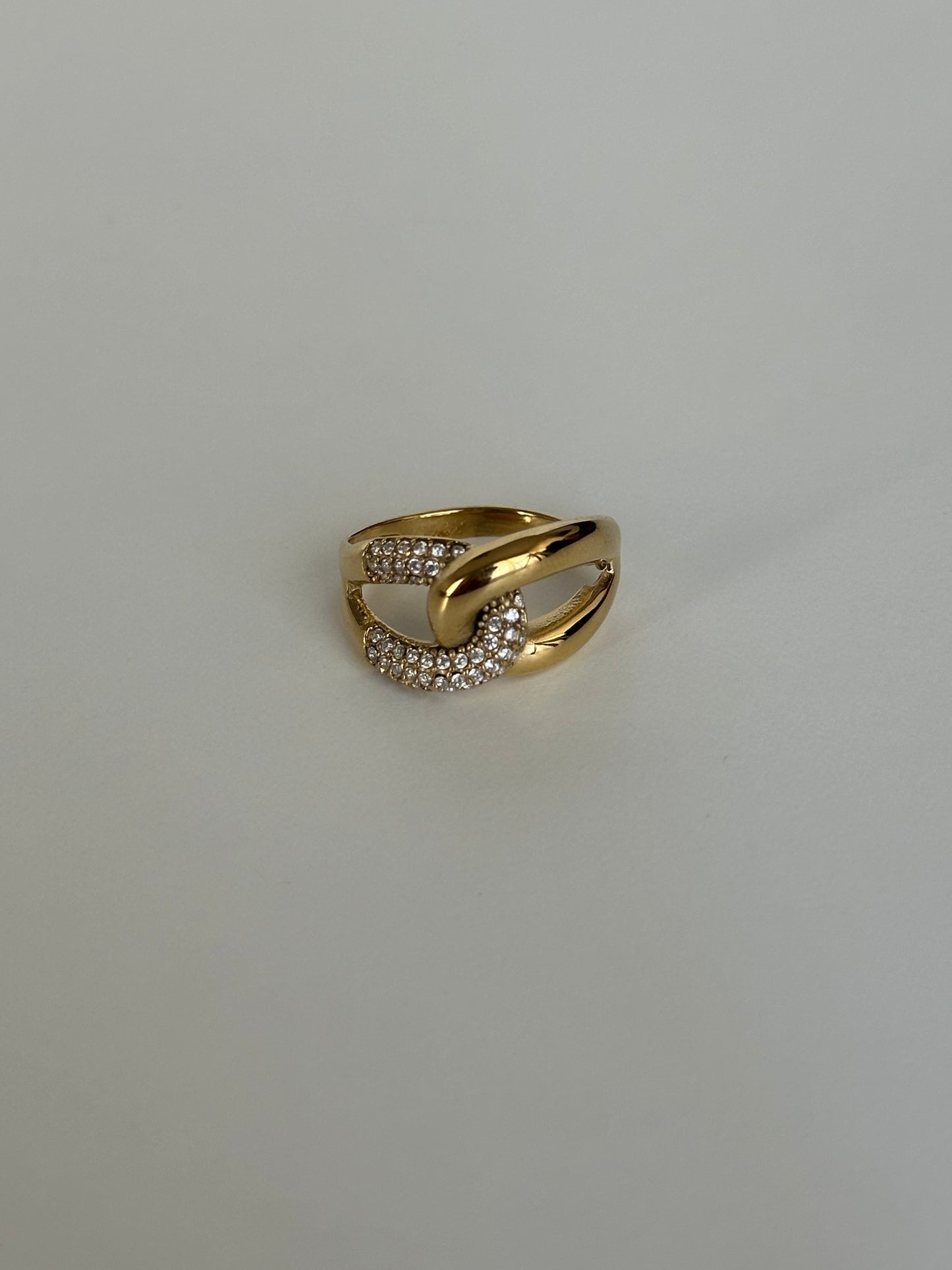 Bague Mely dorée croisée avec strass en acier inoxydable – Monalya