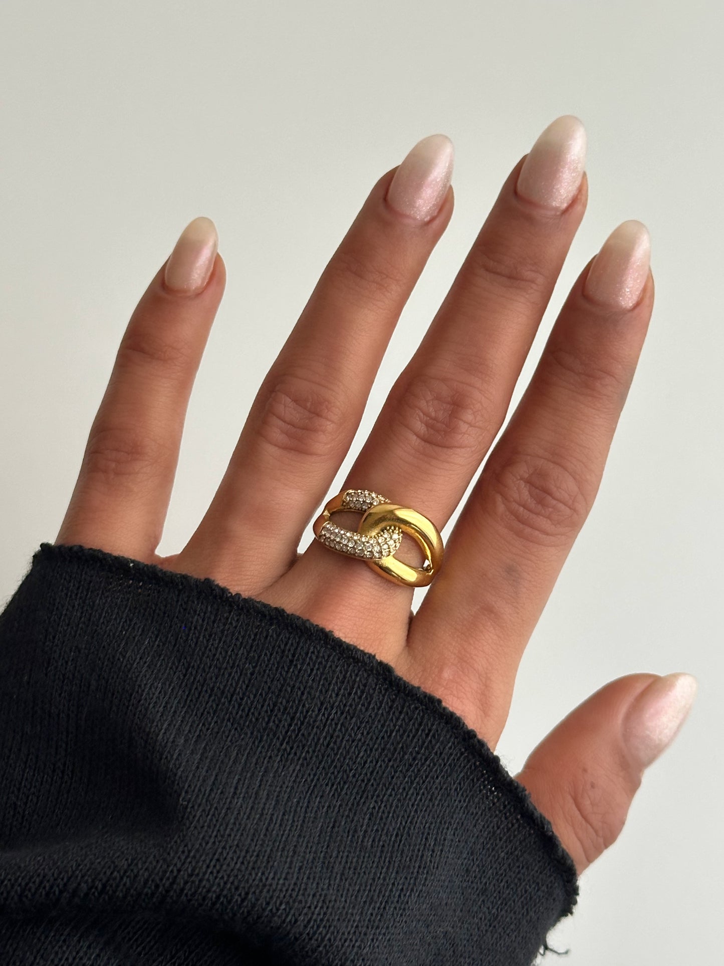 Bague Mely en acier inoxydable doré croisé avec strass portée - Monalya