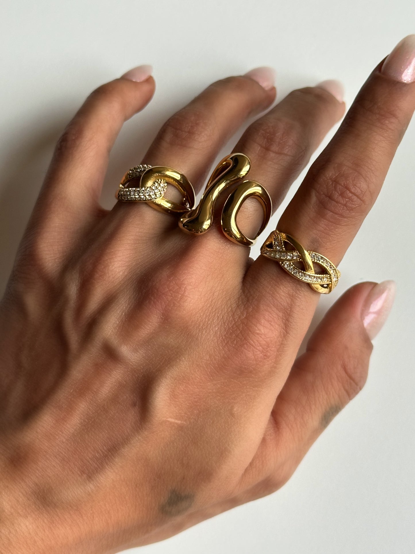 Bague Mely dorée croisée avec strass en acier inoxydable portée – Monalya