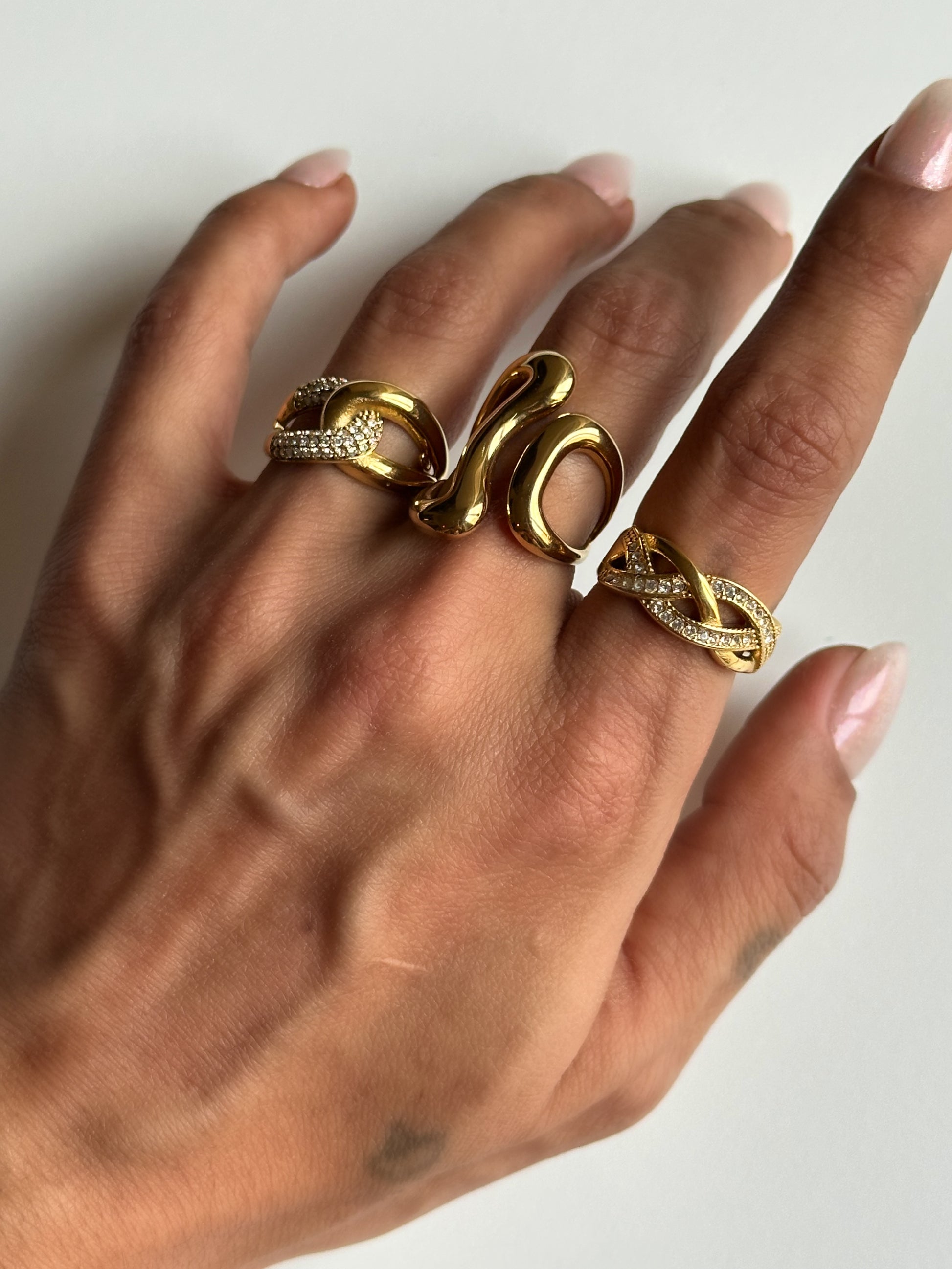Bague Mely dorée croisée avec strass en acier inoxydable portée – Monalya