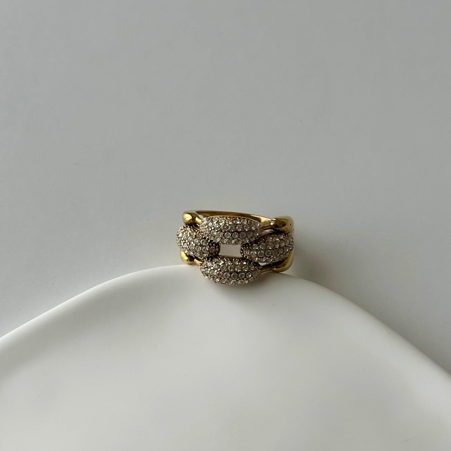 Bague Mona dorée en acier inoxydable – bague chaîne pavée de zircons, brillante et résistante à l’eau – Monalya