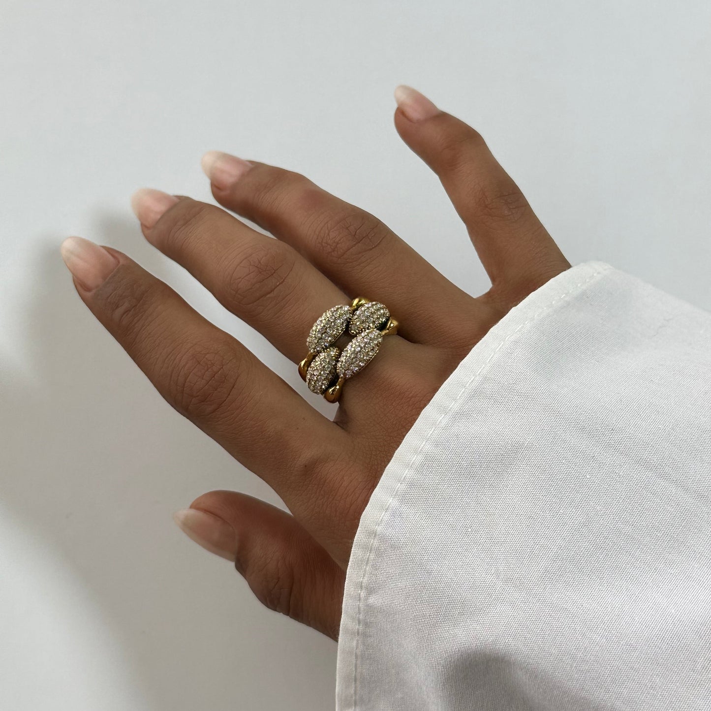 Bague Mona dorée en acier inoxydable portée – bague chaîne pavée de zircons, brillante et résistante à l’eau – Monalya