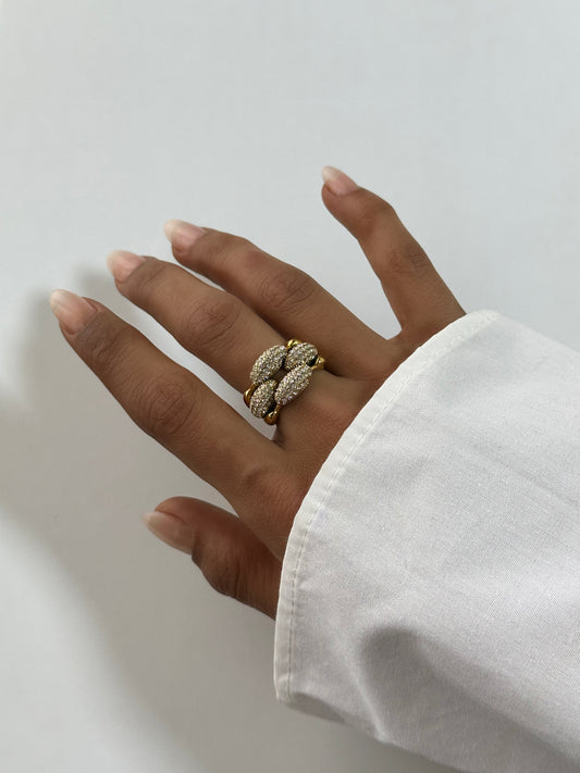 Bague Mona dorée en acier inoxydable portée – bague chaîne pavée de zircons, brillante et résistante à l’eau – Monalya