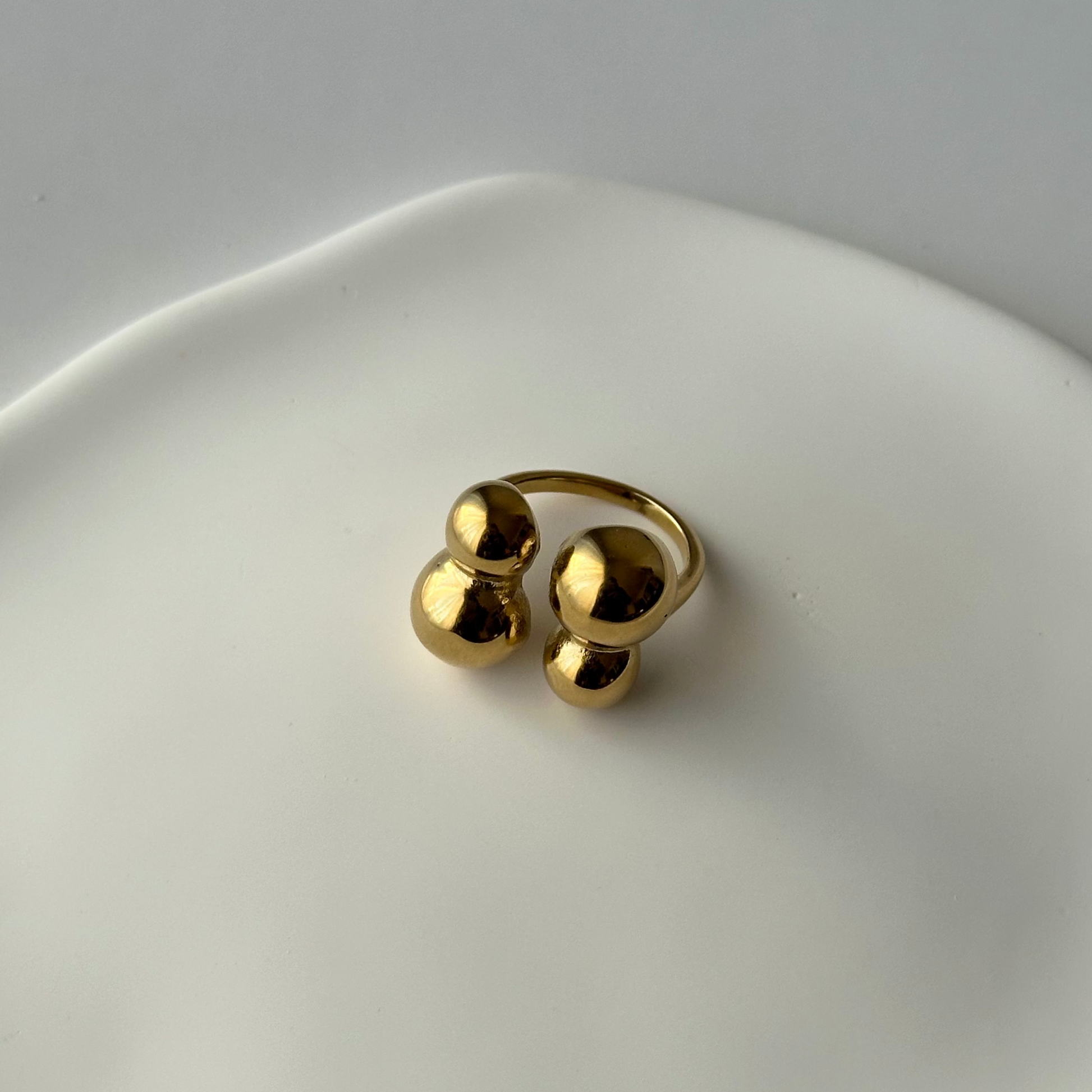 Bague Néris dorée en acier inoxydable – bague ouverte avec deux perles arrondies modernes – bijou résistant à l’eau – Monalya