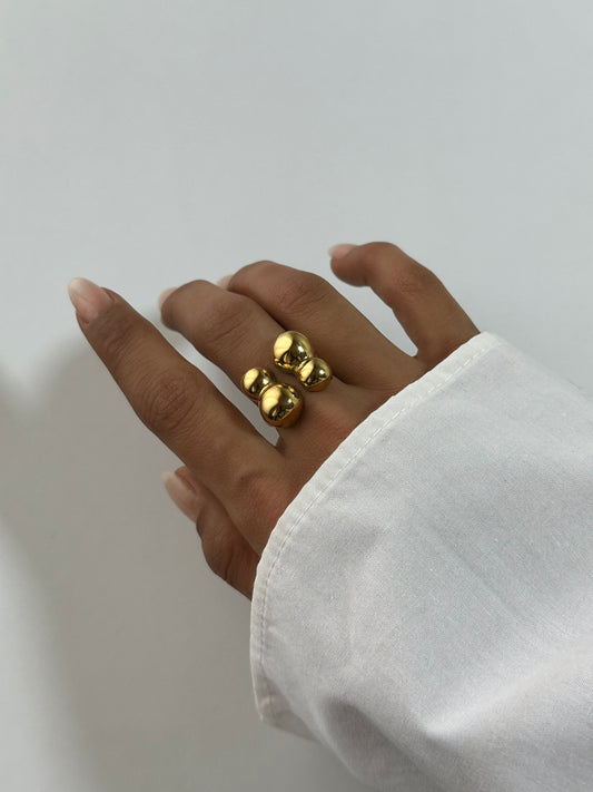 Bague Néris dorée en acier inoxydable portée au doigt – bague ouverte avec deux perles arrondies modernes – bijou résistant à l’eau – Monalya