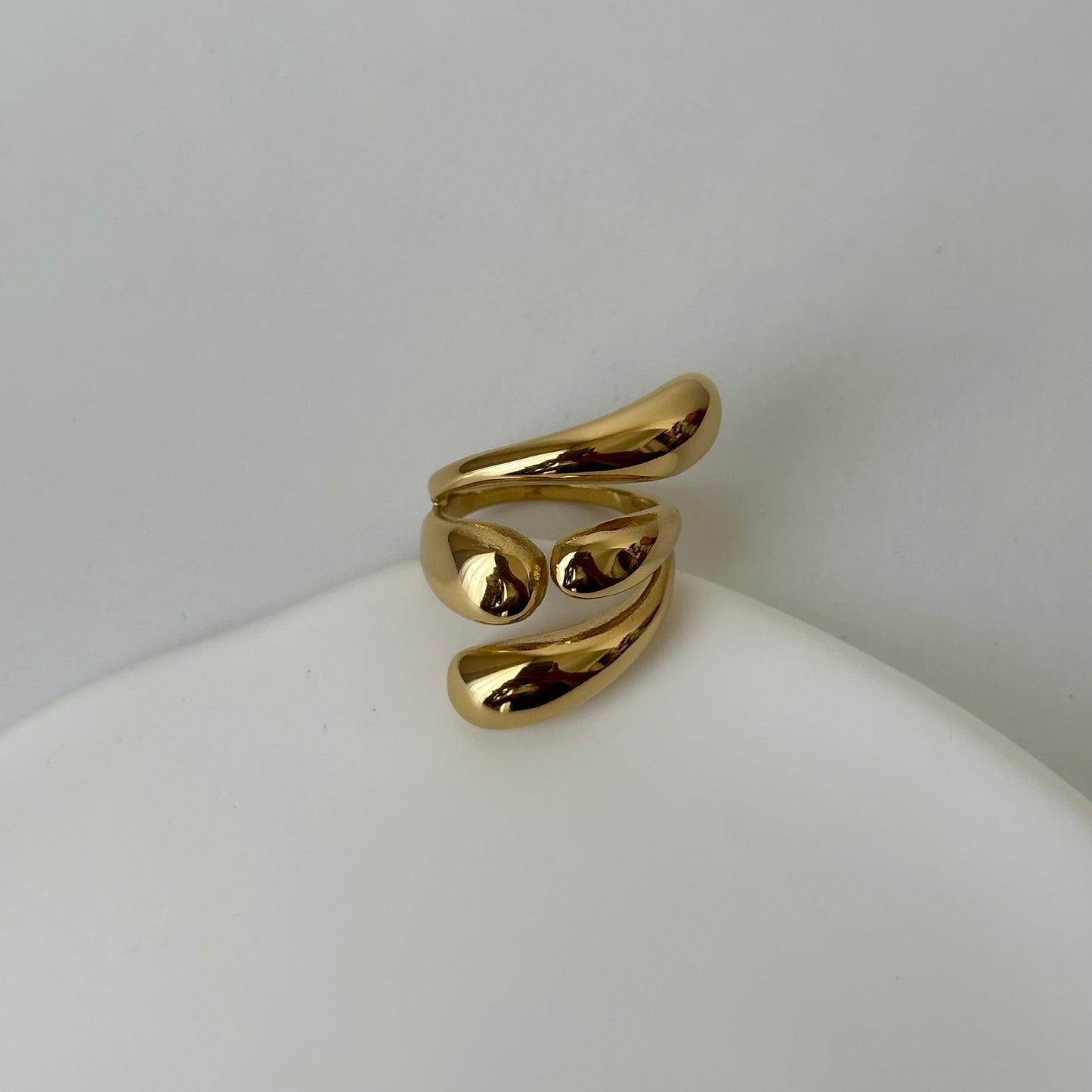 Bague Nola dorée en acier inoxydable – bague ouverte à double vague, design organique – bijou résistant à l’eau – Monalya