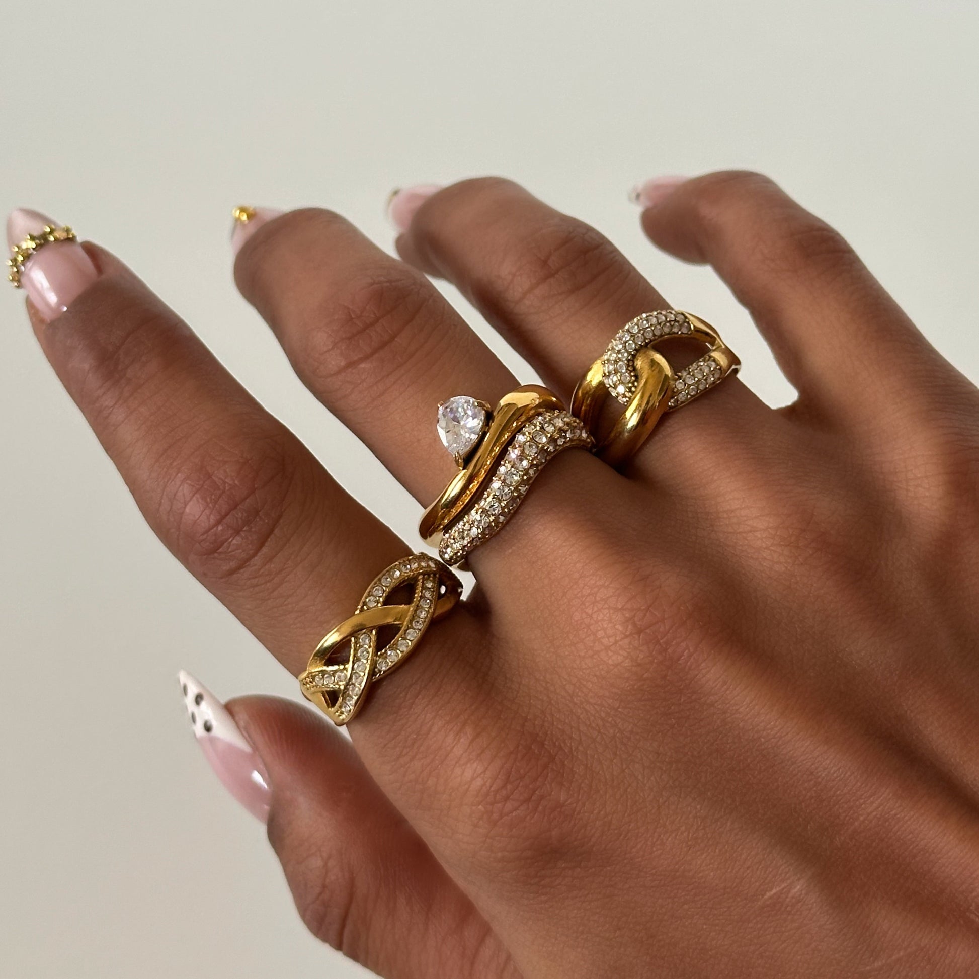 Bague Romy en acier inoxydable plaqué or 18K avec double anneau et zircons scintillants zoom sur les anneaux compo.