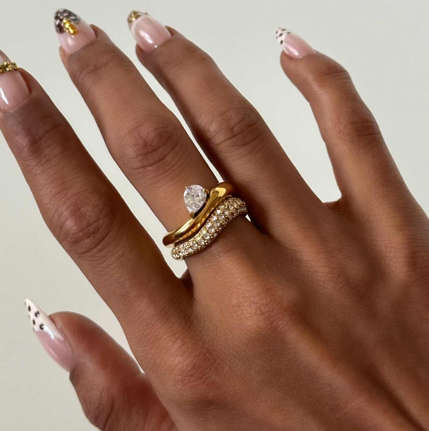 Bague Romy en acier inoxydable plaqué or 18K avec double anneau et zircons scintillants zoom sur les anneaux portée.