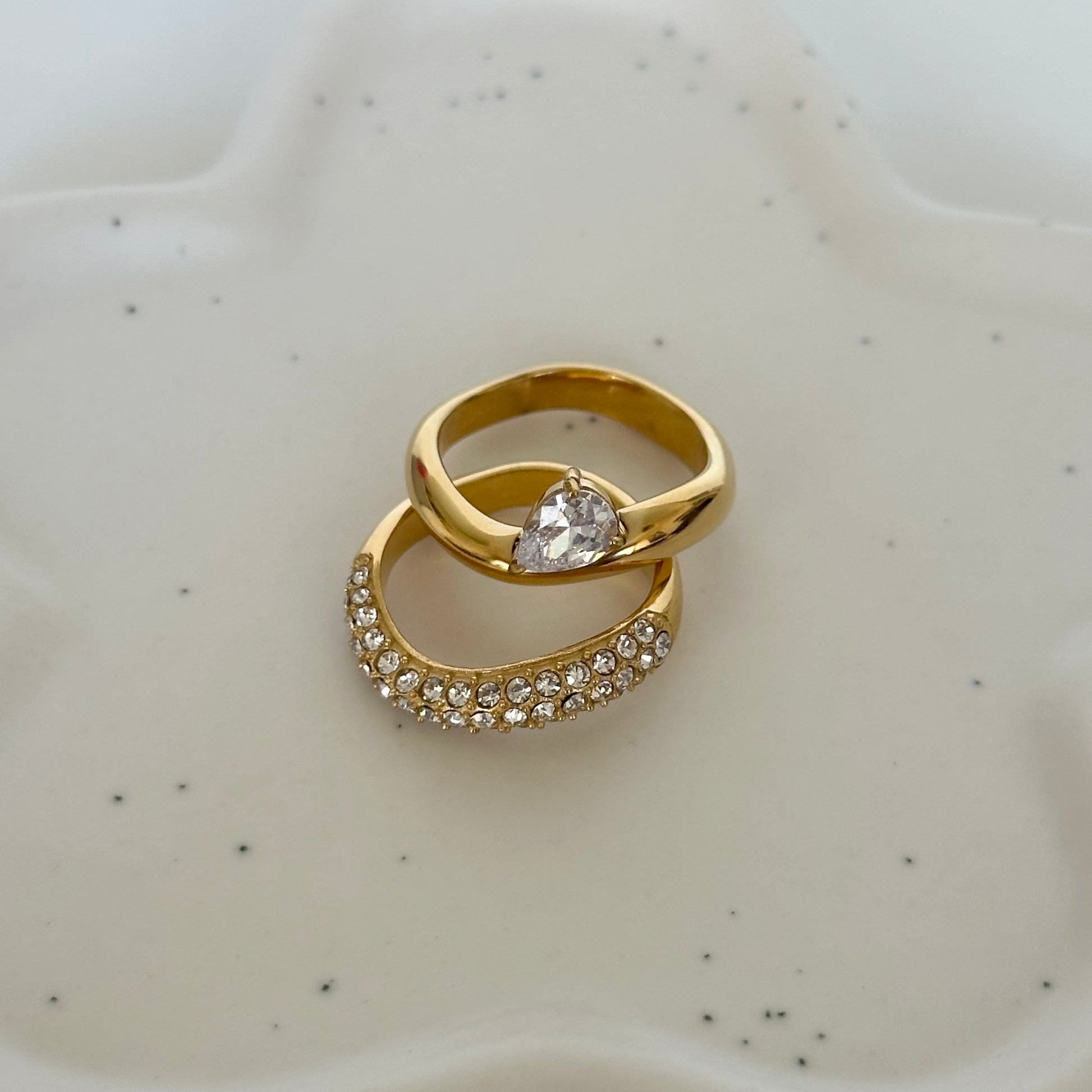 Bague Romy en acier inoxydable plaqué or 18K avec double anneau et zircons scintillants zoom sur les anneaux.