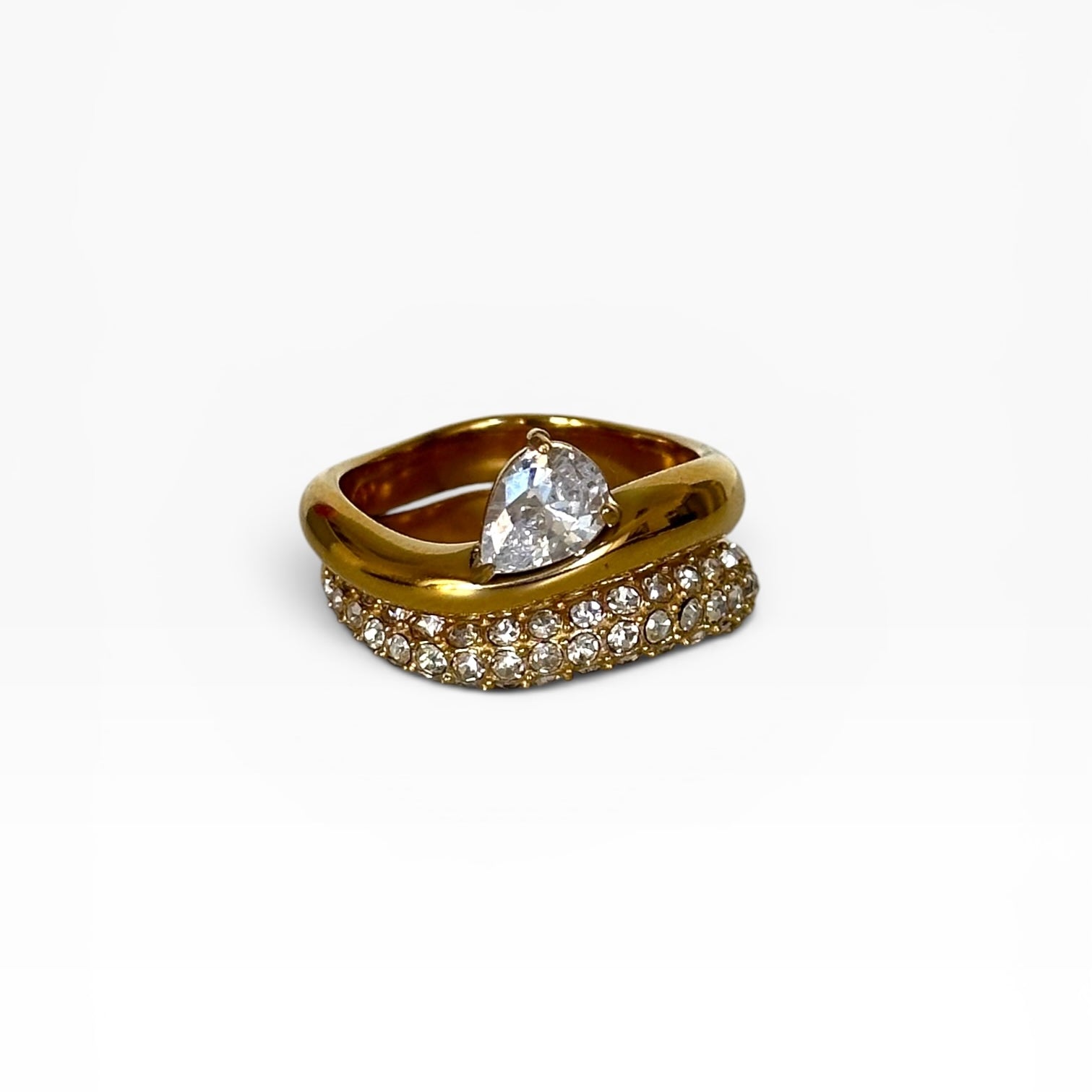 Bague Romy en acier inoxydable plaqué or 18K avec double anneau et zircons scintillants.