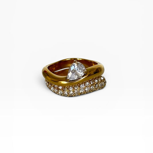 Bague Romy en acier inoxydable plaqué or 18K avec double anneau et zircons scintillants.