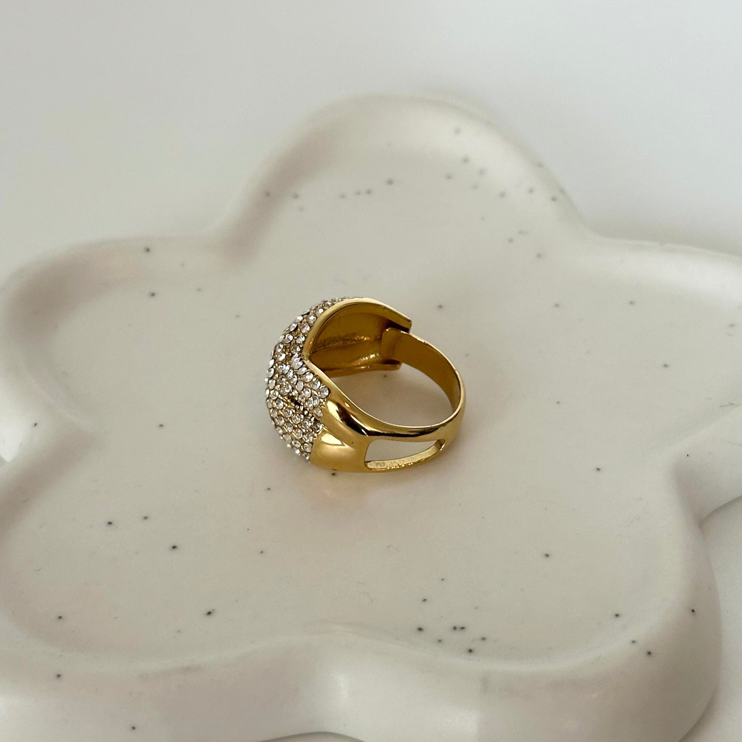 Bague Sasha dorée ajustable à strass vue de dos avec anneau ouvert.