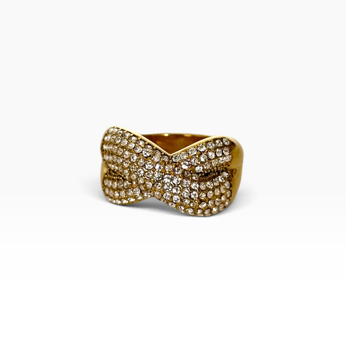 Bague Sasha dorée en acier inoxydable avec motif croisé pavé de strass