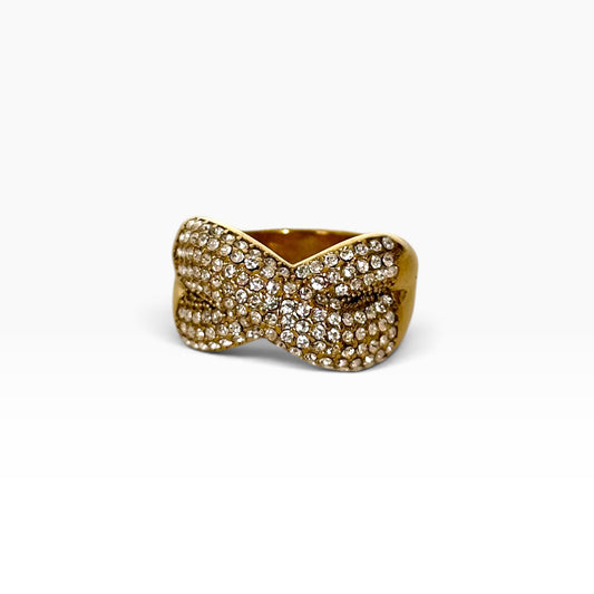 Bague Sasha dorée en acier inoxydable avec motif croisé pavé de strass