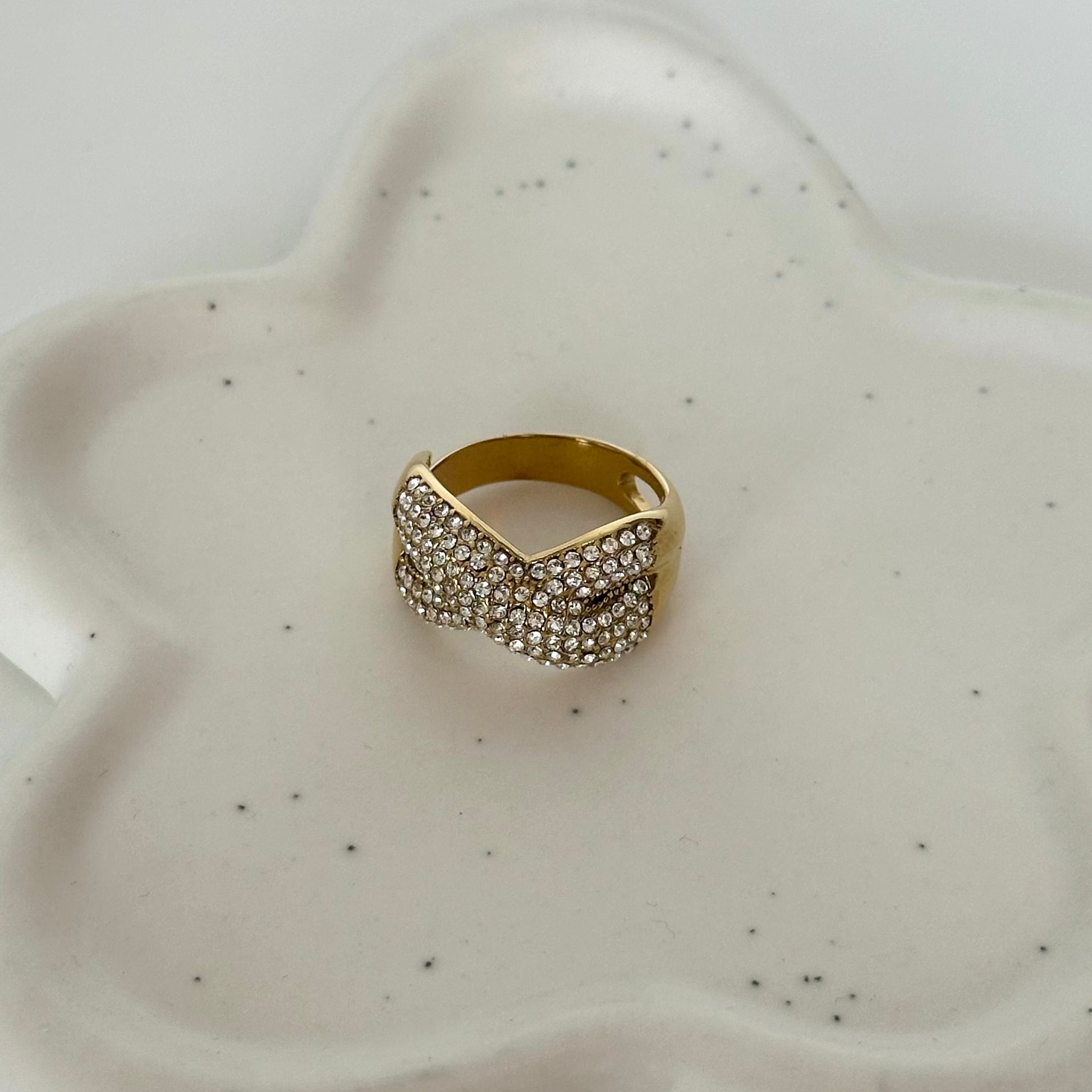 Bague Sasha dorée avec motif croisé entièrement pavé de strass vue de face